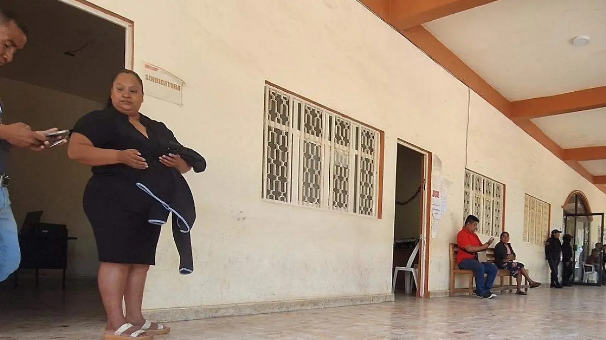 COPANATOYAC: POLICÍA MUNICIPAL RETIENE A SÍNDICA EN EXIGENCIA DE AGUINALDO