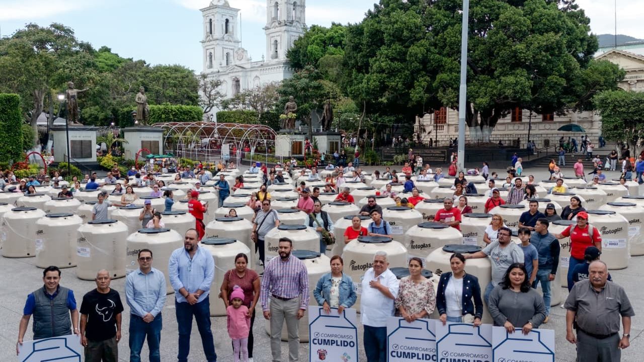 “Es la primera autoridad que sí nos escuchó”: Gobierno de Chilpancingo entrega tinacos a bajo costo en colonias de la capital