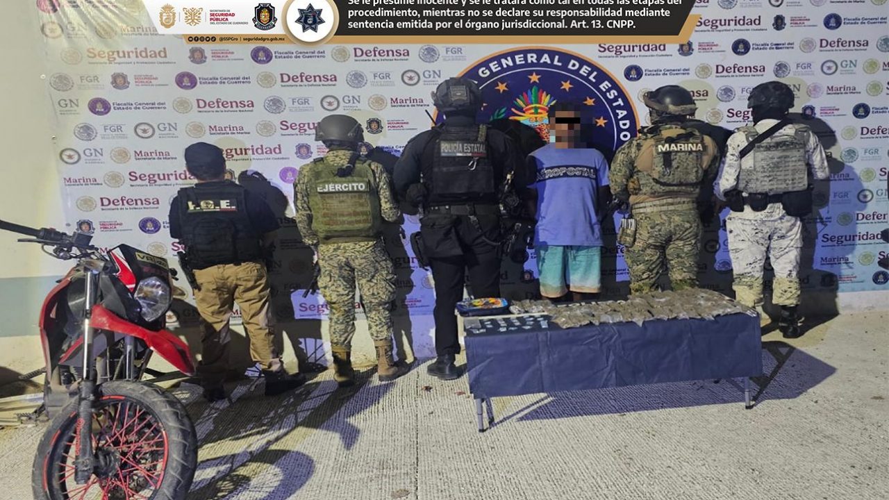 En operativo conjunto detienen a motociclista y aseguran probable droga en San Pedro Las Playas, municipio de Acapulco