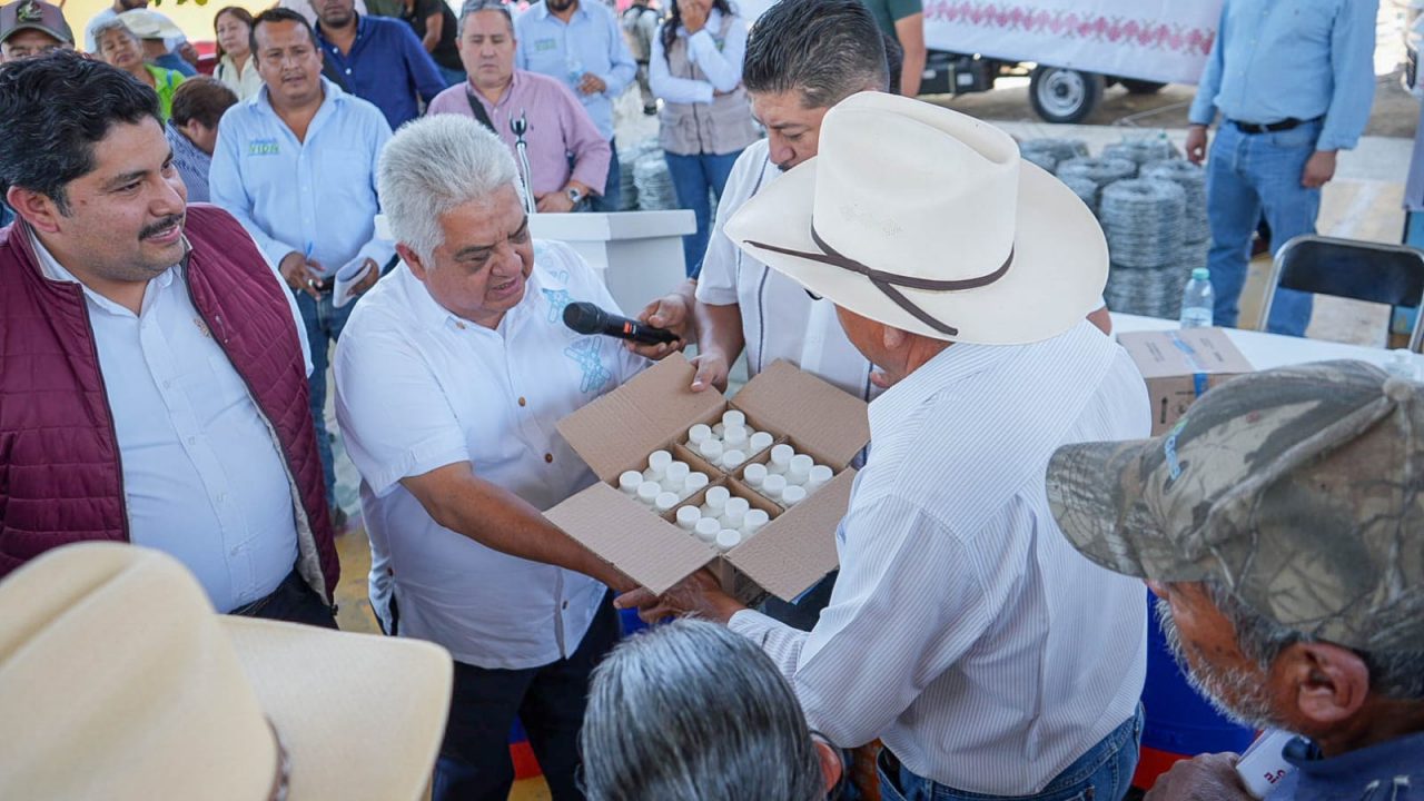 GUSTAVO ALARCÓN FORTALECE AL CAMPO *Chilpancingo, de los primeros municipios en entregar kits contra el gusano barrenador*