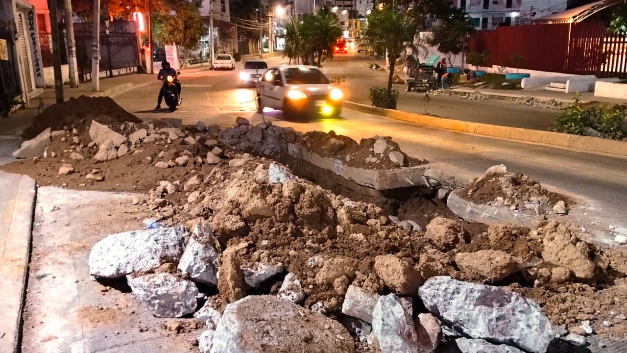 IGNACIO RENÉ HERNÁNDEZ MENESES *Sin señalamientos de prevención de accidentes, Fonatur ejecuta una obra en un tramo obscuro de la avenida Costera Miguel Alemán esquina Las Palmas, justo en una curva pronunciada (Foto)