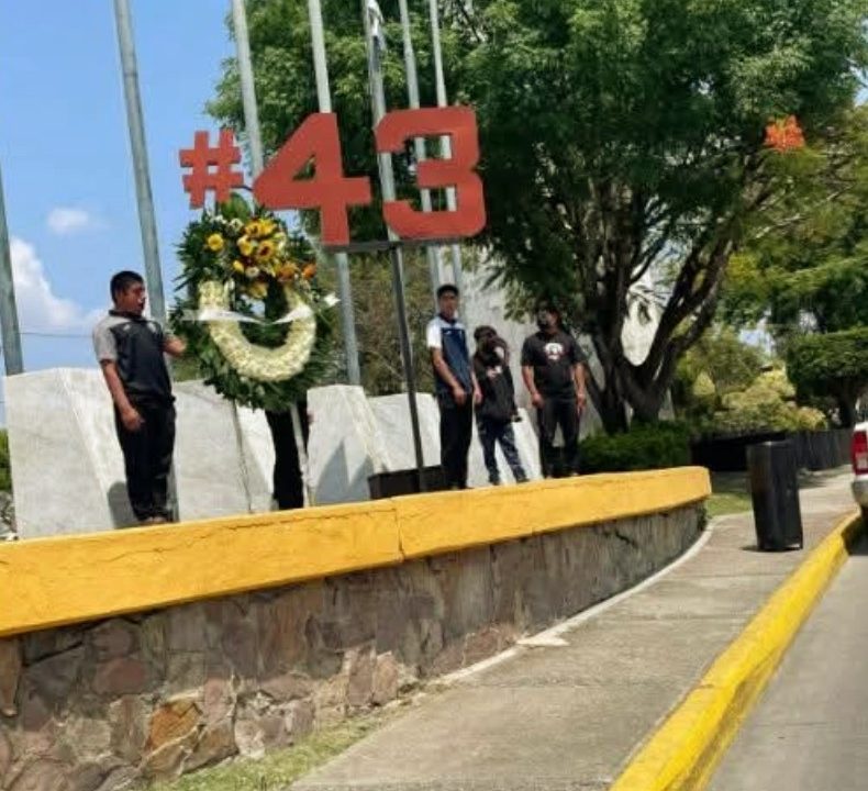 EN ANTIMONUMENTO POR LOS 43 DICEN VAN 3 PRESIDENTES Y 4 GOBERNADORES Y NO APARECEN