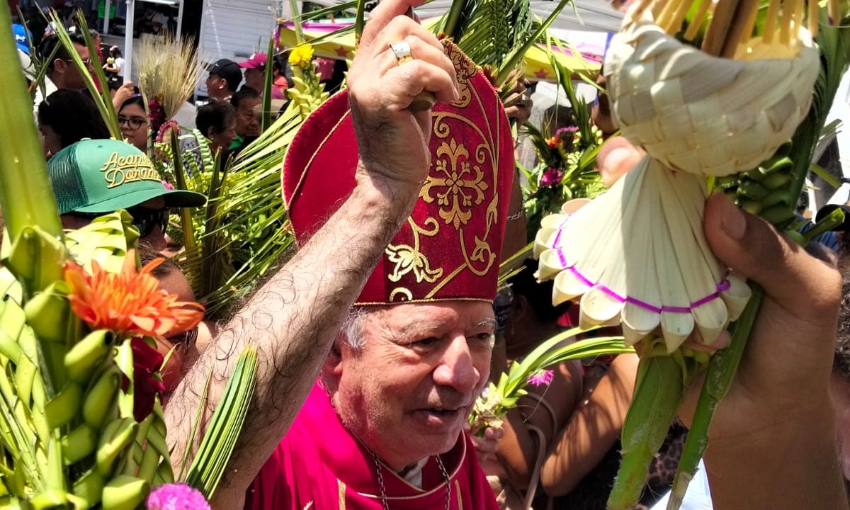 IGNACIO RENÉ HERNÁNDEZ MENESES Monseñor Leopoldo González González Arzobispo de Acapulco, presidió este mediodía la celebración del Domingo de Ramos en el Zócalo de Acapulco, justo en la entrada principal de la catedral de nuestra señora de la Soledad (Foto)